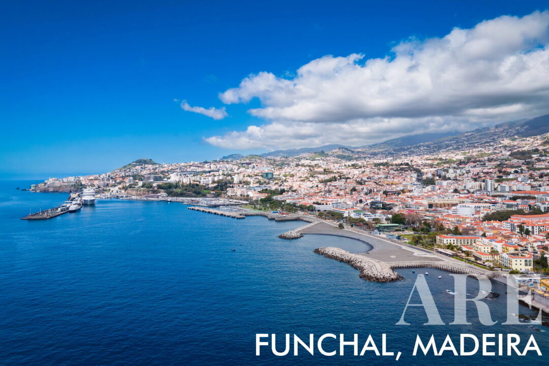 Vista aérea do Funchal, capital da Madeira, apresentando o passeio marítimo, a marina, o cais de cruzeiro e o centro da cidade. A ilha tem aproximadamente 250 mil habitantes, dos quais cerca de 110 mil vivem no Funchal.