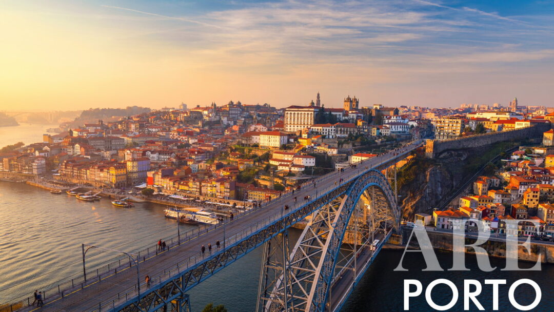 Vistas da cidade do Porto, com Ponte Luís I, rio Douro e pôr do sol