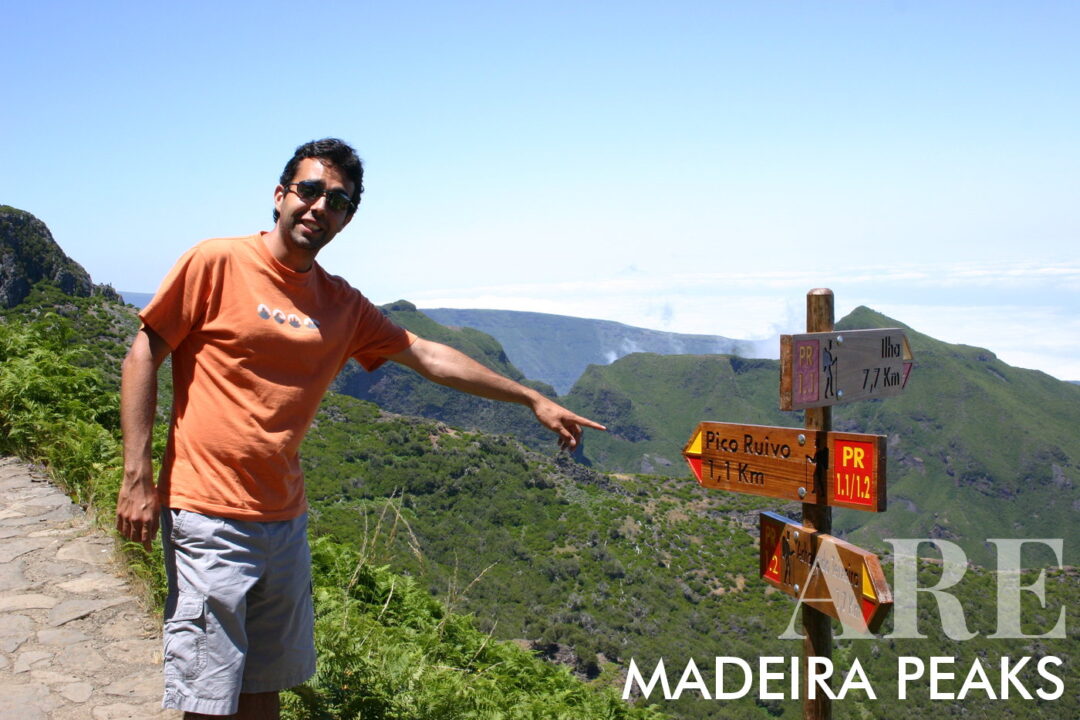 Roger Tavares, um local da ilha da Madeira, durante suas caminhadas na PR 1.2 Vereda do Pico Ruivo, um dos trilhos de caminhada mais populares na Madeira. Este trilho leva você ao Pico Ruivo, o pico mais alto da ilha com 1.862 metros de altura. Os caminhantes adoram este trilho por causa das vistas incríveis e das diferentes paisagens que podem ser vistas ao longo do caminho.