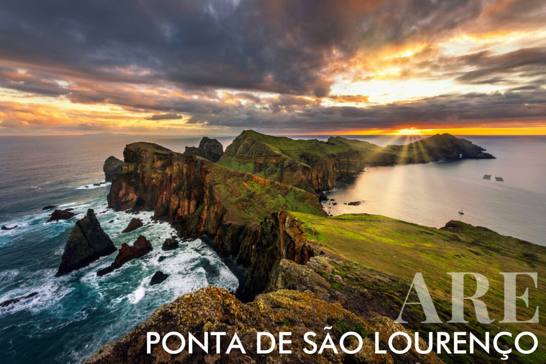 <strong>Vereda da Ponta de São Lourenço</strong> é um trilho de 3 km (6 km ida e volta) localizado na ponta oriental da Ilha da Madeira. Leva cerca de 2 horas e 30 minutos para ser percorrido e é de dificuldade moderada. O trilho oferece vistas panorâmicas dos lados norte e sul da ilha e segue um caminho ondulado em uma península vulcânica composta principalmente de basalto, com algum calcário. No final, há dois ilhéus: Desembarcadouro e Farol. A <strong>área tem um clima semiárido, vegetação baixa e sem árvores</strong>, diferente do resto da Madeira. É uma Reserva Natural Parcial, lar de plantas raras, animais diversos, grandes colônias de gaivotas e aves marinhas protegidas.