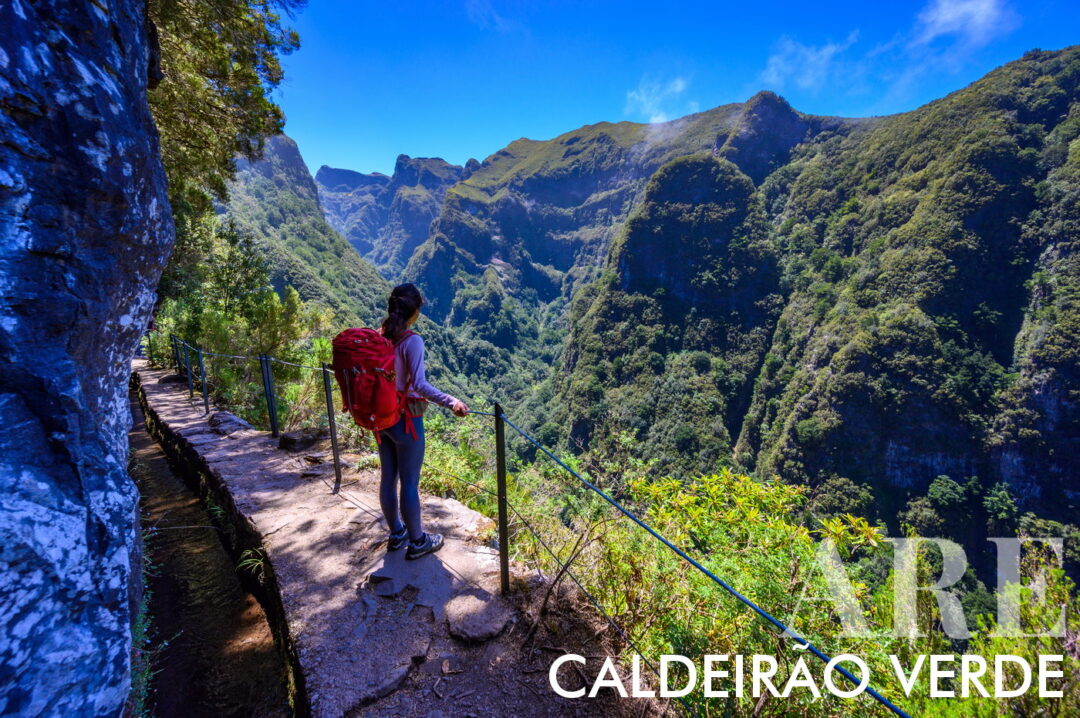 <strong>Levada do Caldeirão Verde</strong> é um trilho popular na Madeira. Começa na Casa de Abrigo das Queimadas, uma casa tradicional de colmo no Parque Florestal das Queimadas. O trilho oferece vistas deslumbrantes do interior da ilha, florestas luxuriantes e paisagens dramáticas. Passa pela floresta Laurissilva, um Patrimônio Mundial da UNESCO rico em plantas e animais únicos. O caminho <strong>segue um canal de irrigação do século XVIII e passa por quatro túneis escavados na rocha, terminando no belo lago do Caldeirão Verde com uma <strong>cascata de 100 metros de altura</strong>.