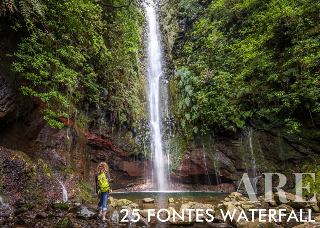 <strong>Levada do Risco</strong> é um trilho de 1,5 km (3 km ida e volta) localizado <strong>perto da Levada do Alecrim</strong>. Partilha o ponto de partida com a <strong>Levada das 25 Fontes</strong> (PR 6) em Rabaçal. Este trilho fácil leva cerca de 2 horas para ser completado e mantém-se em torno de 1000 metros de altitude, oferecendo vistas deslumbrantes da beleza natural da Madeira. O trilho é rodeado por uma densa natureza verde. A principal atração está no final, onde se chega ao <strong>miradouro do Risco</strong>, com uma <strong>impressionante queda de água vertical</strong> que cria um risco branco contra as rochas escuras.