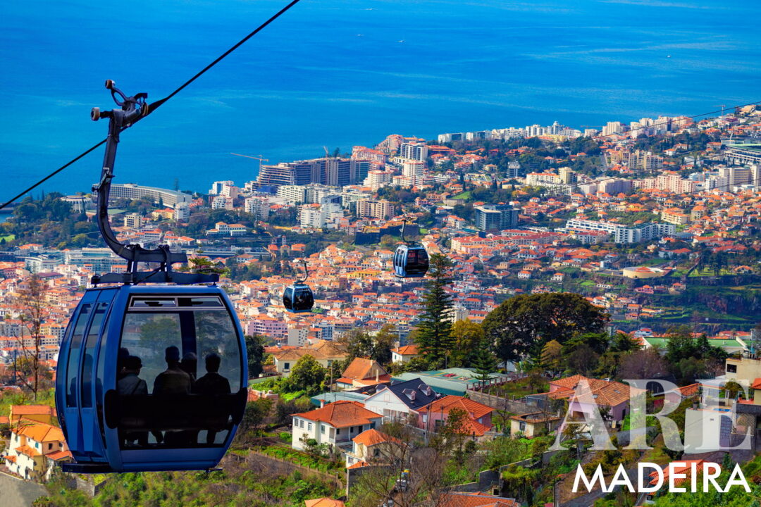 O Teleférico do Funchal oferece um passeio panorâmico do Funchal ao Monte, proporcionando vistas panorâmicas da cidade, da costa e de paisagens exuberantes. O teleférico em si vale a pena pelas vistas. É uma forma popular de chegar a atrações como o Monte Palace Madeira, o Jardim Botânico da Madeira e os Tobogãs dos Carreiros do Monte. (é necessário bilhete pago)