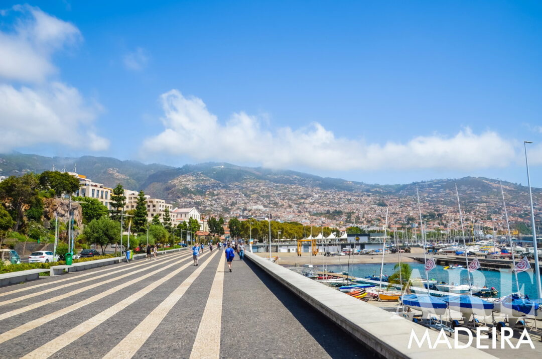 Comece o seu passeio pela Promenade do Lido, em direcção a oeste. Este caminho panorâmico oferece belas vistas do oceano. Pare no Miradouro do Lido para apreciar as vistas panorâmicas. Para uma experiência aquática relaxante, visite o Complexo Balnear do Lido ou as Piscinas Naturais da Doca do Cavacas. Continue pelo Túnel das Poças do Gomes, que dá acesso ao areal rochoso da Praia Formosa. Aqui, pode conectar-se com o Passeio da Praia Formosa para um refrescante passeio à beira-mar.