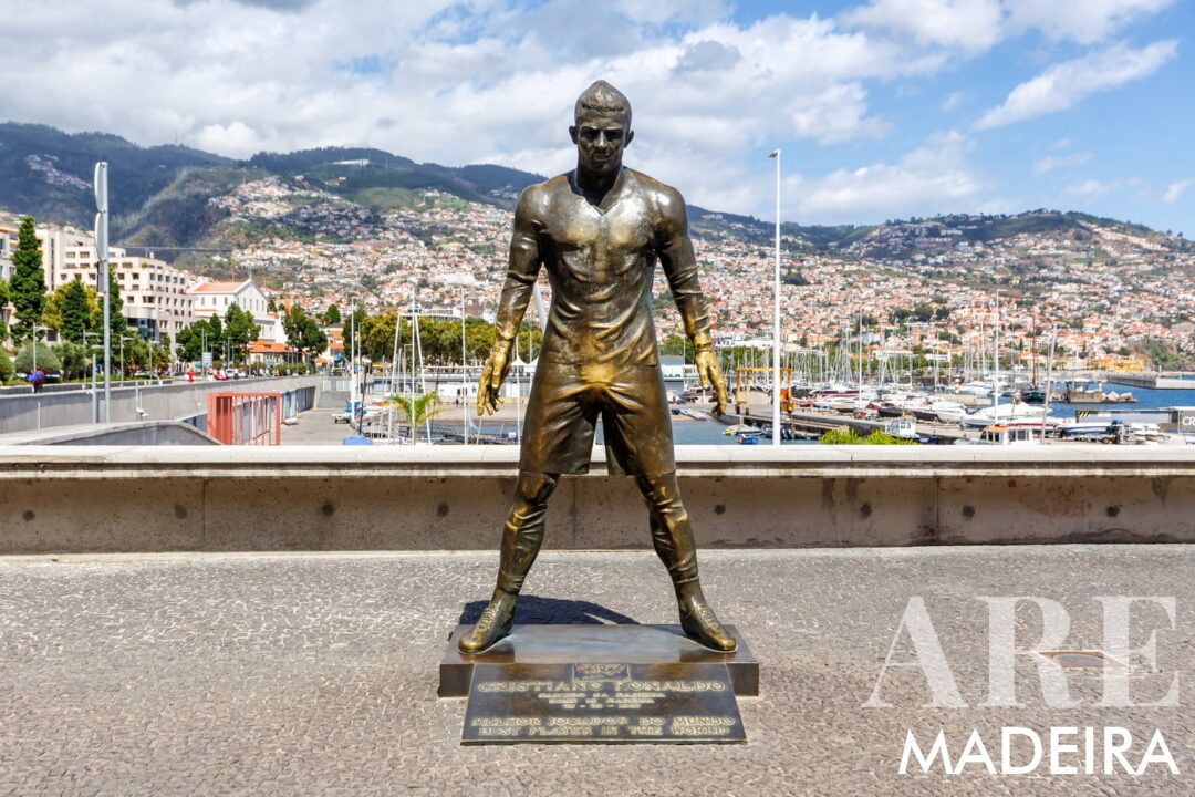 Na zona centro do Funchal, pode visitar a <strong>Estátua de Cristiano Ronaldo</strong> e o <strong>Museu CR7</strong>, dedicado ao famoso jogador de futebol, uma visita obrigatória se for um entusiasta do desporto. Passe pelo <strong>Terminal de Cruzeiros do Funchal</strong> para ver impressionantes navios de cruzeiro a atracar e desfrutar da movimentada atividade marítima. Caminhe ao longo da Marina do Funchal para ver vários barcos e iates, e talvez fazer um passeio de barco para explorar a costa. Continue até à <strong>Praça do Povo</strong>, uma praça popular que acolhe vários eventos e oferece uma atmosfera vibrante. Por fim, explore o <strong>Museu de Electricidade Casa da Luz</strong>, que mostra a história da electricidade na Madeira, e termine o seu caminho no <strong>Forte São Tiago</strong>.