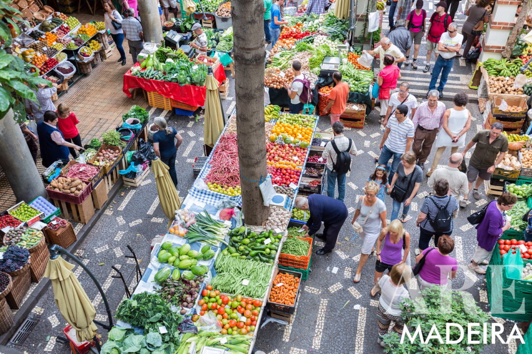 Se gosta de fazer compras, passeie pelo comércio local e visite o <strong>Mercado dos Agricultores</strong> para sentir o aroma dos frutos e flores locais. Visite o <strong>Blandys Wine Lodge</strong> para fazer compras e provar vinhos, onde poderá aprender e provar o vinho da Madeira. Termine o seu passeio no <strong>Forum Madeira Shopping</strong>, um moderno centro comercial que oferece uma variedade de lojas, opções gastronómicas e entretenimento.