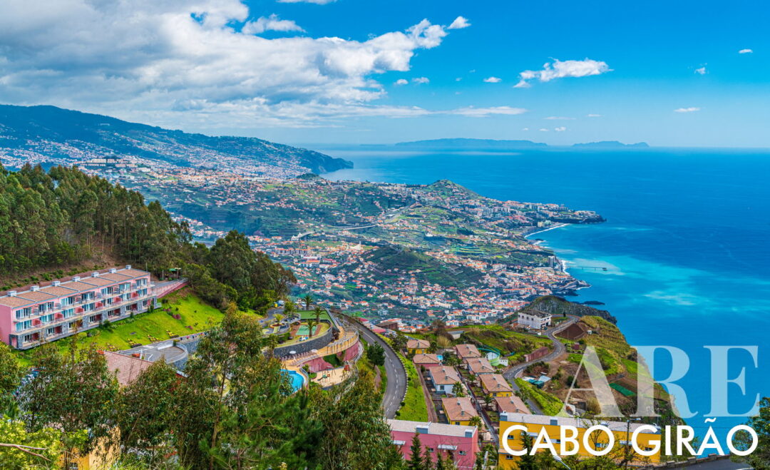 La passerelle est située sur la côte sud de Madère. Elle offre une vue imprenable sur l'océan, les falaises et la ville voisine de Câmara de Lobos. Il se trouve à seulement 15 minutes en voiture de Funchal, la ville principale.