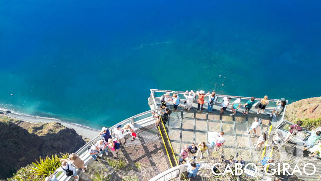 Cabo Girão Skywalk est une plate-forme de verre construite au sommet d'une très haute falaise, la plus haute d'Europe. C'est comme marcher dans les airs, car vous pouvez voir à travers le sol jusqu'à l'océan, 580 mètres plus bas.