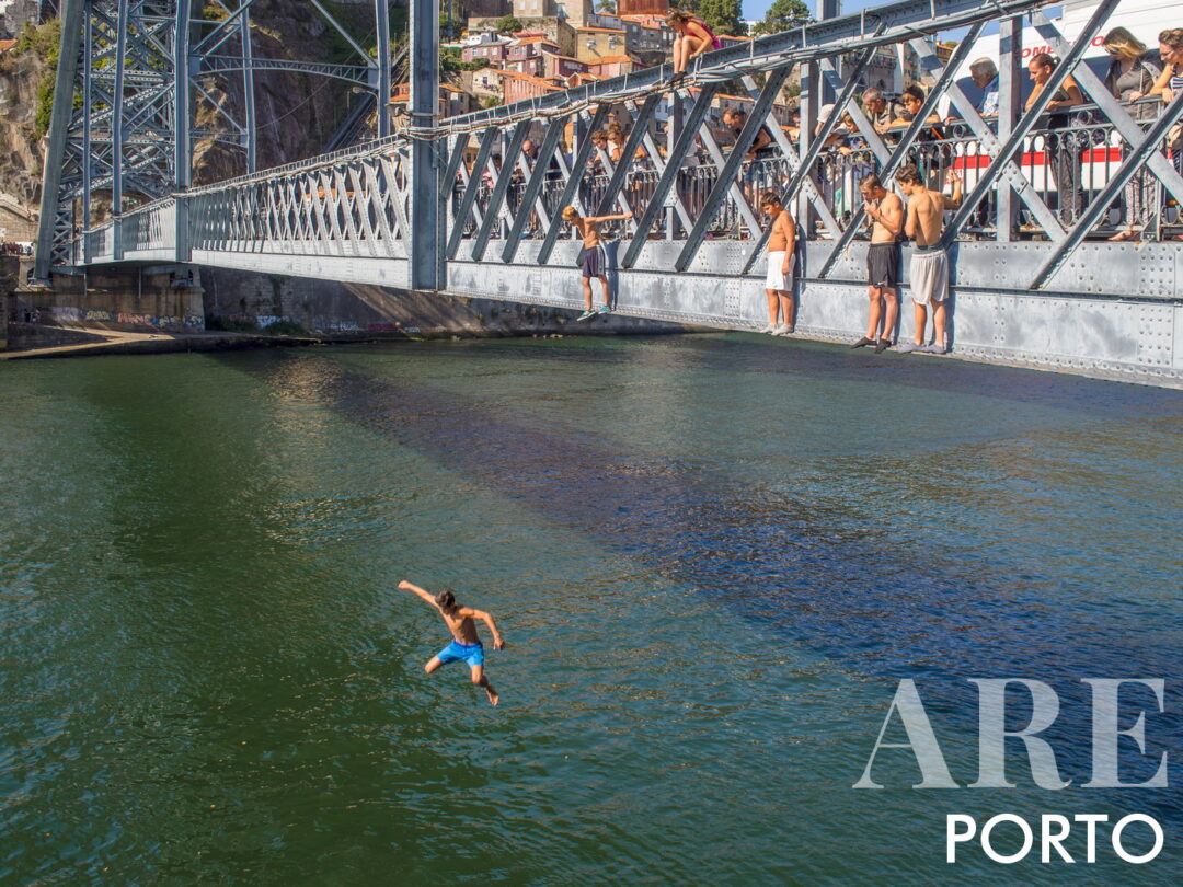 Adolescentes saltando da Ponte Dom Luís I para o rio