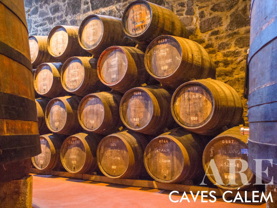 Barricas de vinho da colheita de 1998 armazenadas nas Caves CÁLEM em Vila Nova de Gaia