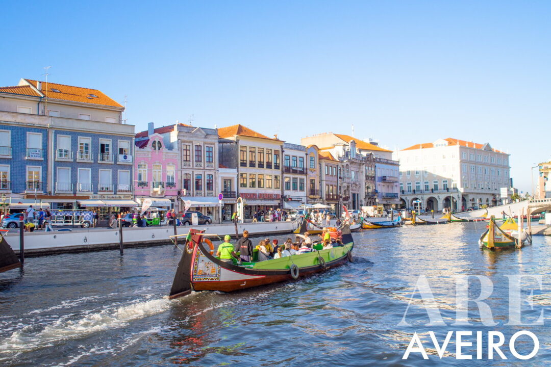 Aveiro é conhecida como “A Veneza de Portugal”, com os edifícios voltados para os canais, pontes e barcos moliceiros...