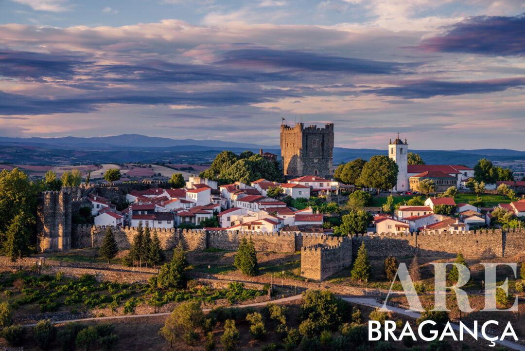 Bragança é conhecida pela sua rica história e arquitetura medieval preservada. Única pelo seu castelo e muralhas bem preservados no centro histórico, Bragança oferece um vislumbre do passado feudal de Portugal. A cidade destaca-se também pela proximidade com o Parque Natural de Montesinho.