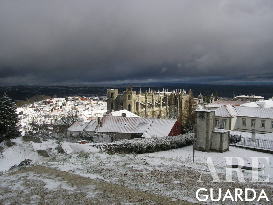 Imagen de la ciudad de Guarda bajo la nieve fotografiada en diciembre por Alexa Pinto. Situada a una altitud máxima de 1.056 m, Guarda es la ciudad más alta de Portugal.
